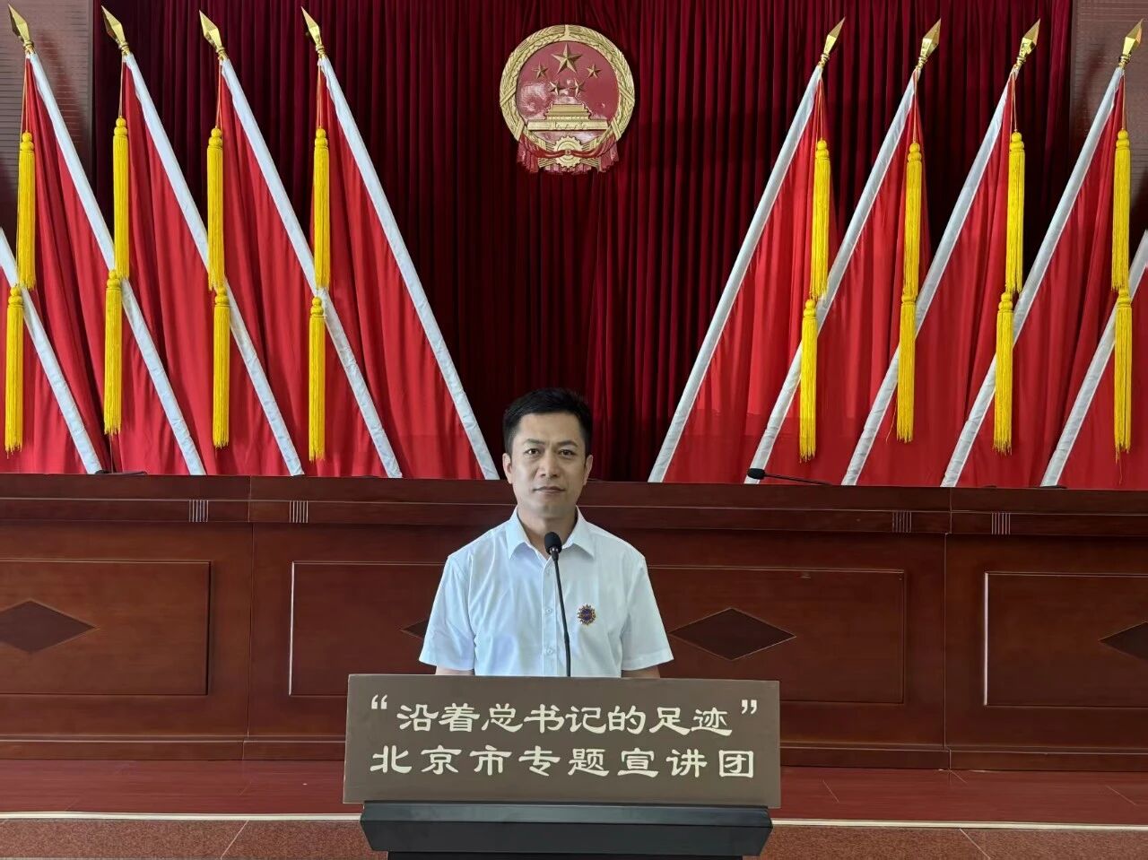 用一个个扎根时代